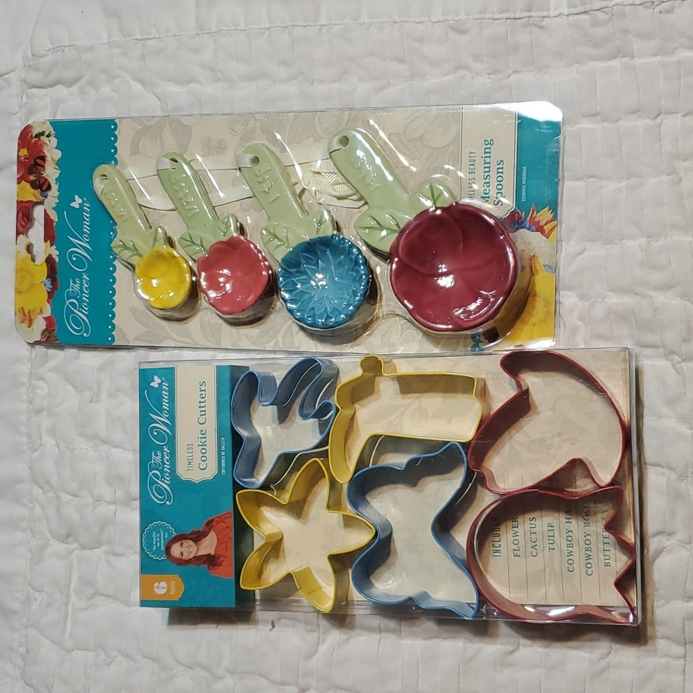 The Pioneer Woman Timeless Beauty Measuring Spoons & Cookie Cutters